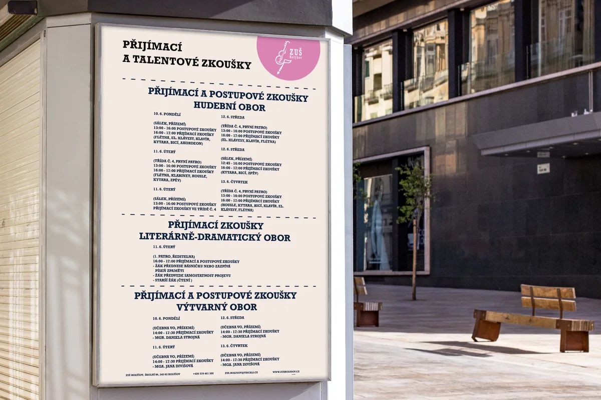 Tištěný program koncertů vystavený v prosklené vitríně